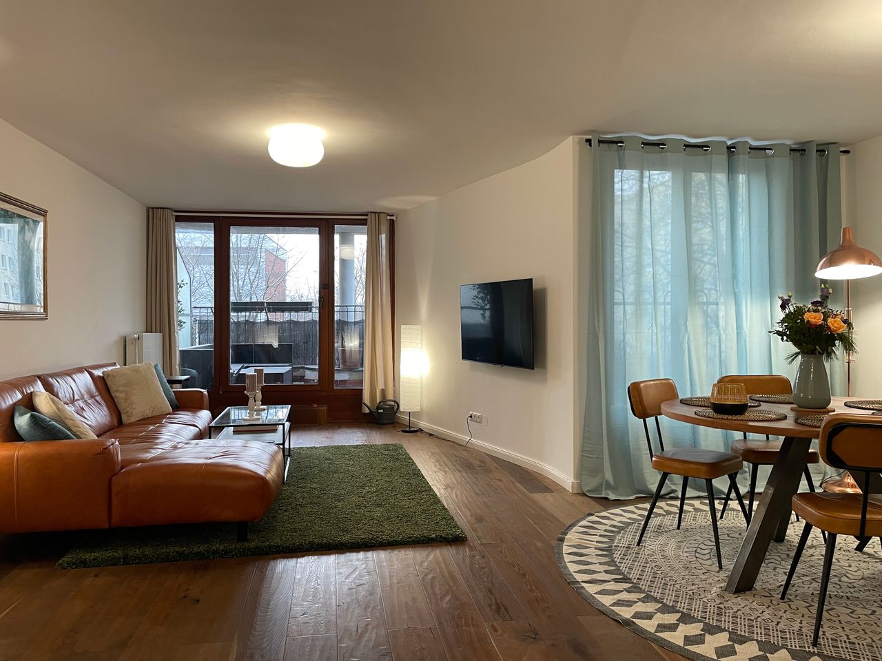 Large stylish apartment with sunny balcony near Tempelhofer Feld