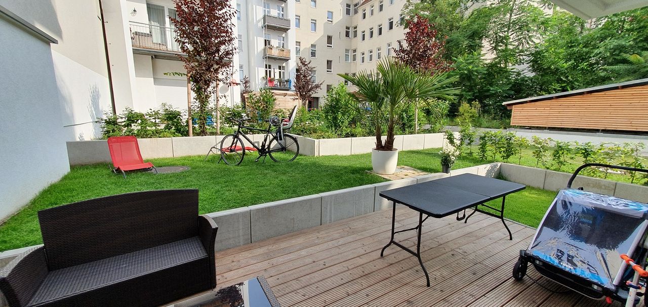 Stylish & central-located flat with backyard garden, terrace, balkony and underground parking (e-charger)