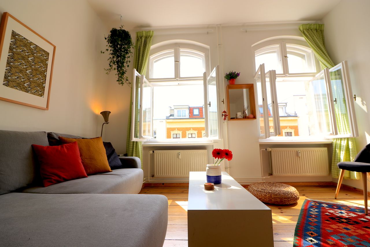 Bright and quiet 2 room apartment in Moabit with new furniture, decorated with love!