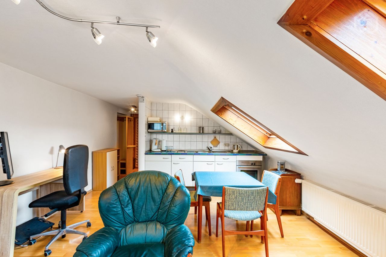 Bright and friently 2 room apartment in the attic, calm located with good infrastructure