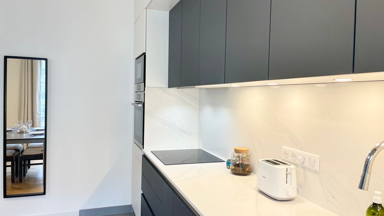 Near Eiffel Tower: Luxury Apartment