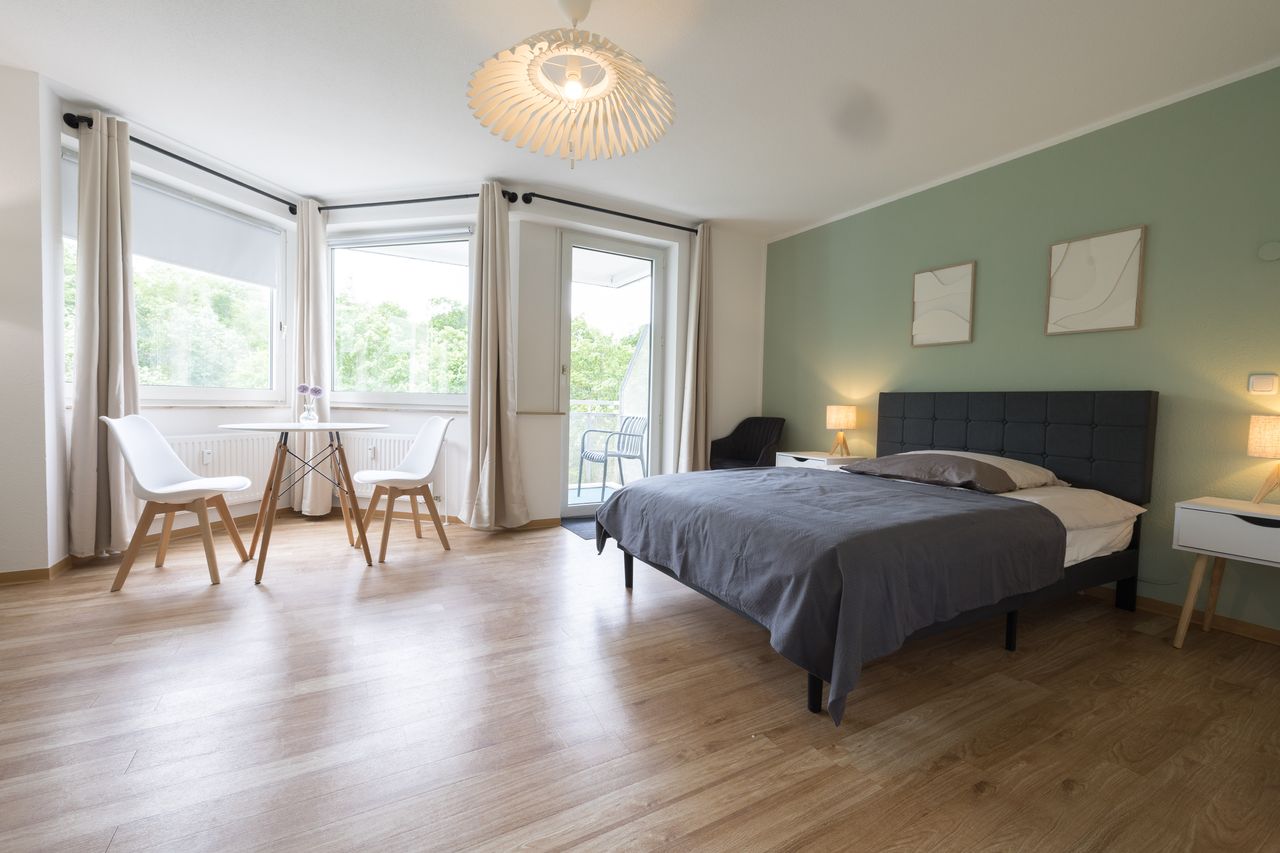 Furnished Apartment with Kitchen, Balcony & Elevator – Living in Essen-Stadtwald