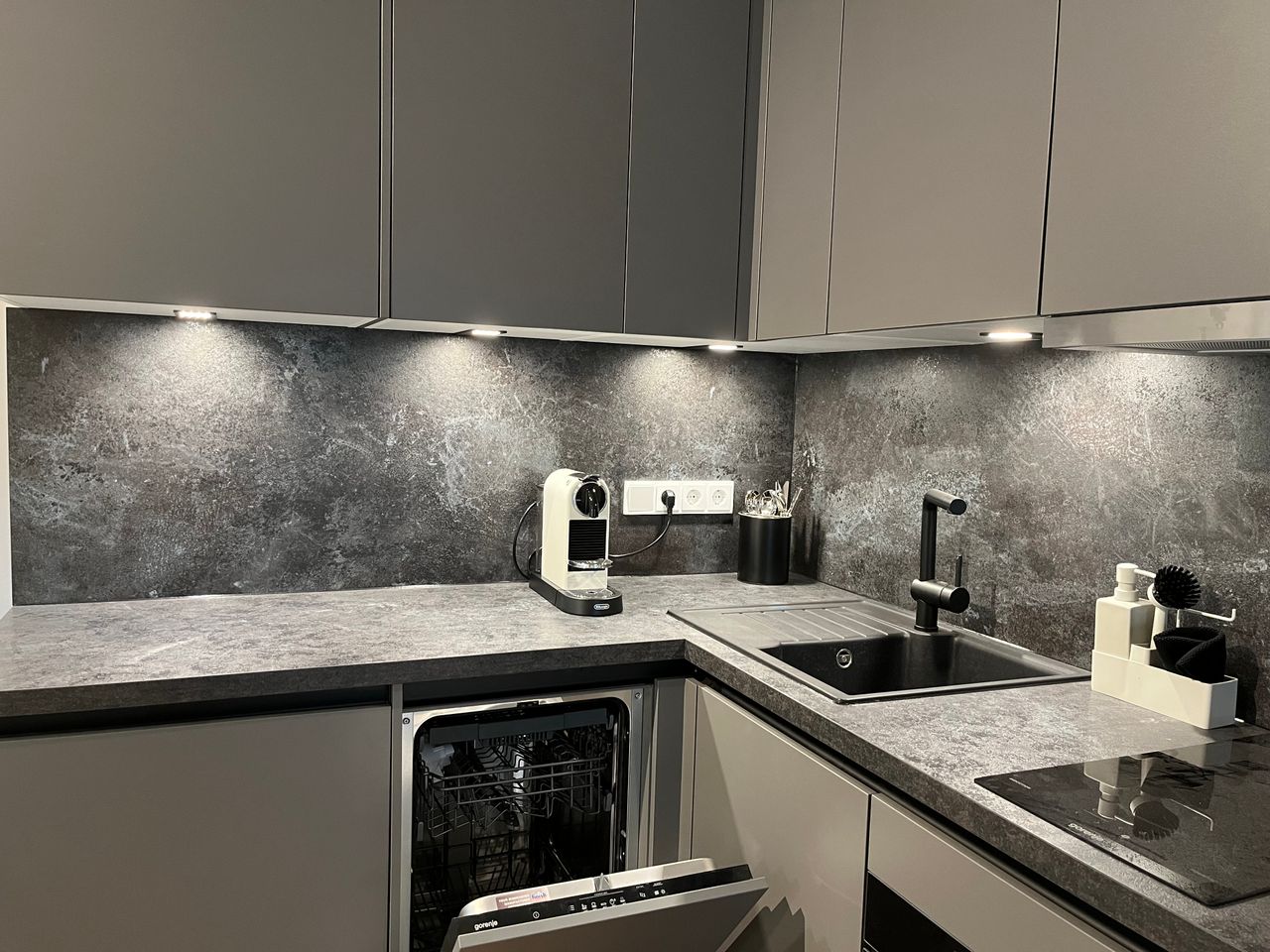 Stylish Designer Apartment with Separate Bedroom & Workspace – Opposite Sanssouci Park