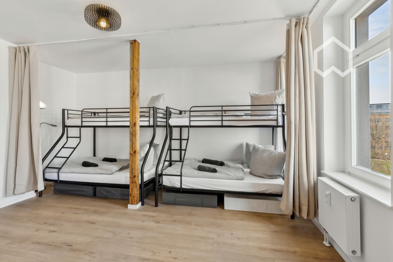 Modern Designer Loft with Spacious Dining Area – Ideal for Teams & Families