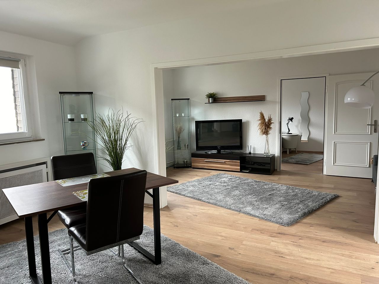 Neu teilsanierte- und renovierte möblierte Wohnung im Essener Süden!