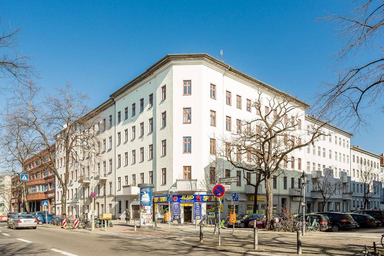 Sunny old building apartment, modern furnished and very well connected, in Charlottenburg for up to 6 people.