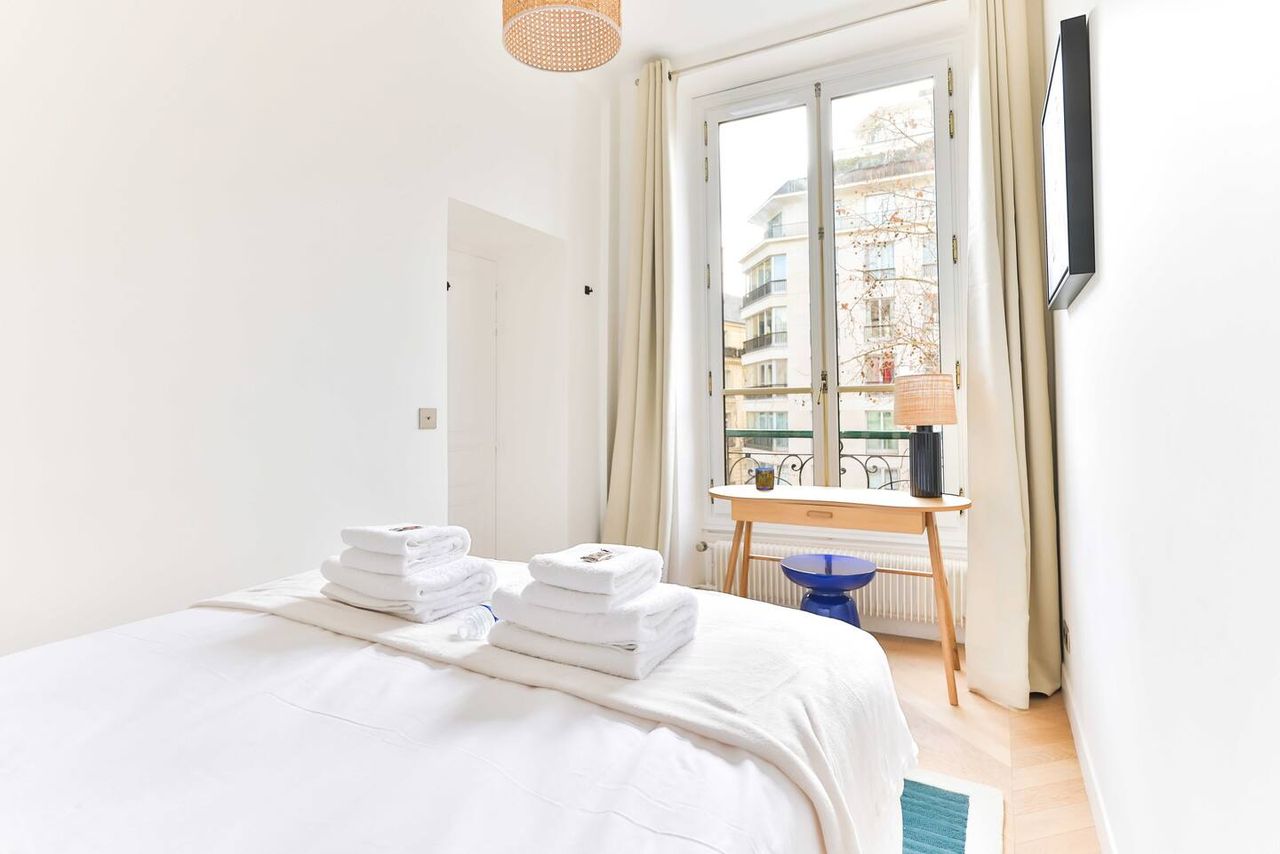 64 m² flat for 4 people ideally located in the heart of Saint Germain des Prés.