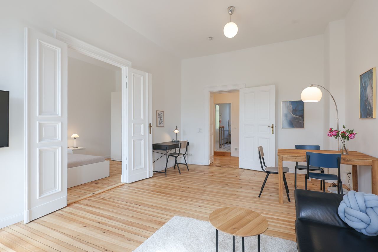 Light-flooded refurbished 2-room flat near Simon-Dach-Straße with south-west-facing balcony