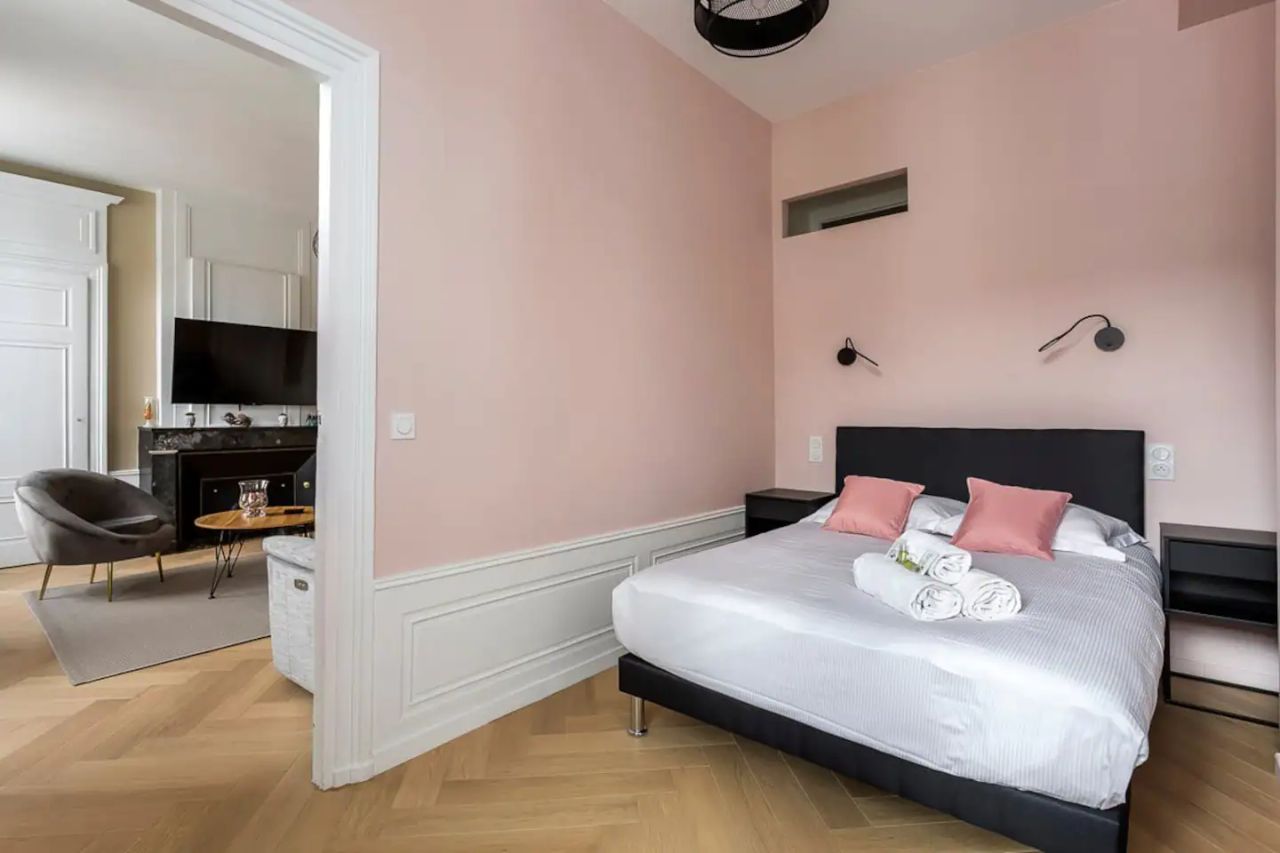 Spacious accommodation in a warm, modern setting!