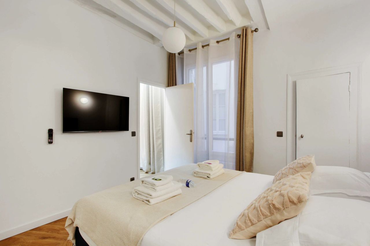 Fully equipped flat for two or three people in the centre of Paris. Very functional accommodation.