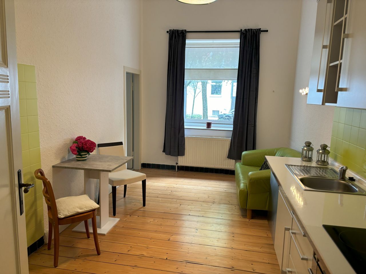 *****Beautiful apartment in old building in central location near Volksgarten******