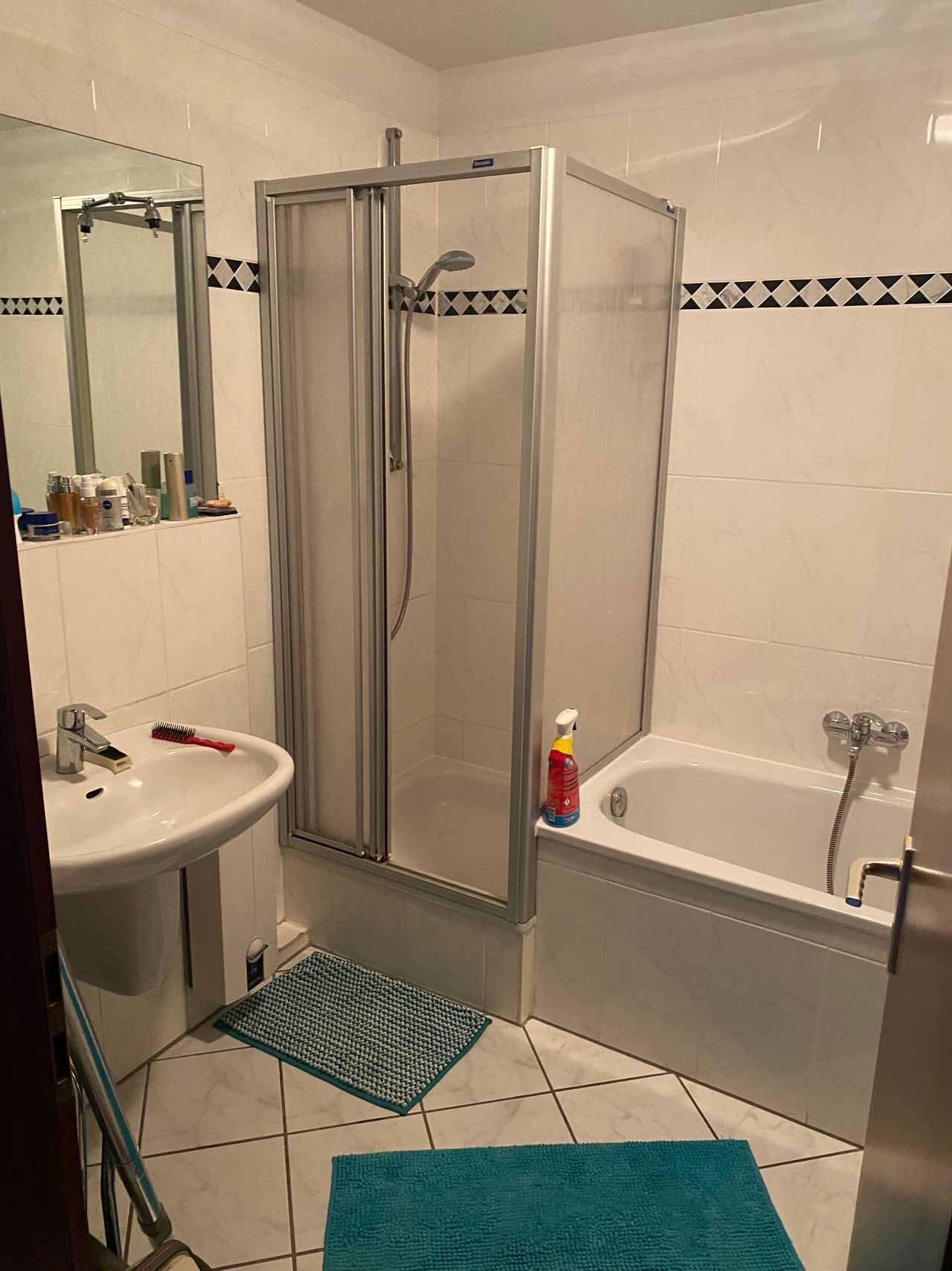 Düsseldorf: Temporary letting from August/September until spring 26:  Very nice, quietly located and furnished 2-room flat with balcony.