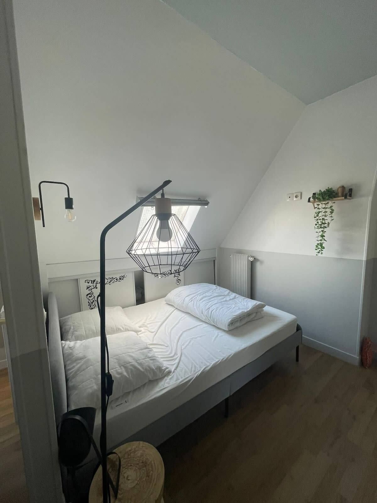 Comfortable and charming studio, located on the 6th floor with an elevator of a beautiful Parisian building.