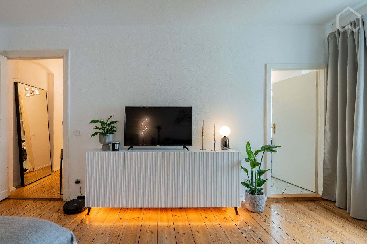 Freshly renovated and completely new furnished apartment (Prenzlauer Berg)
