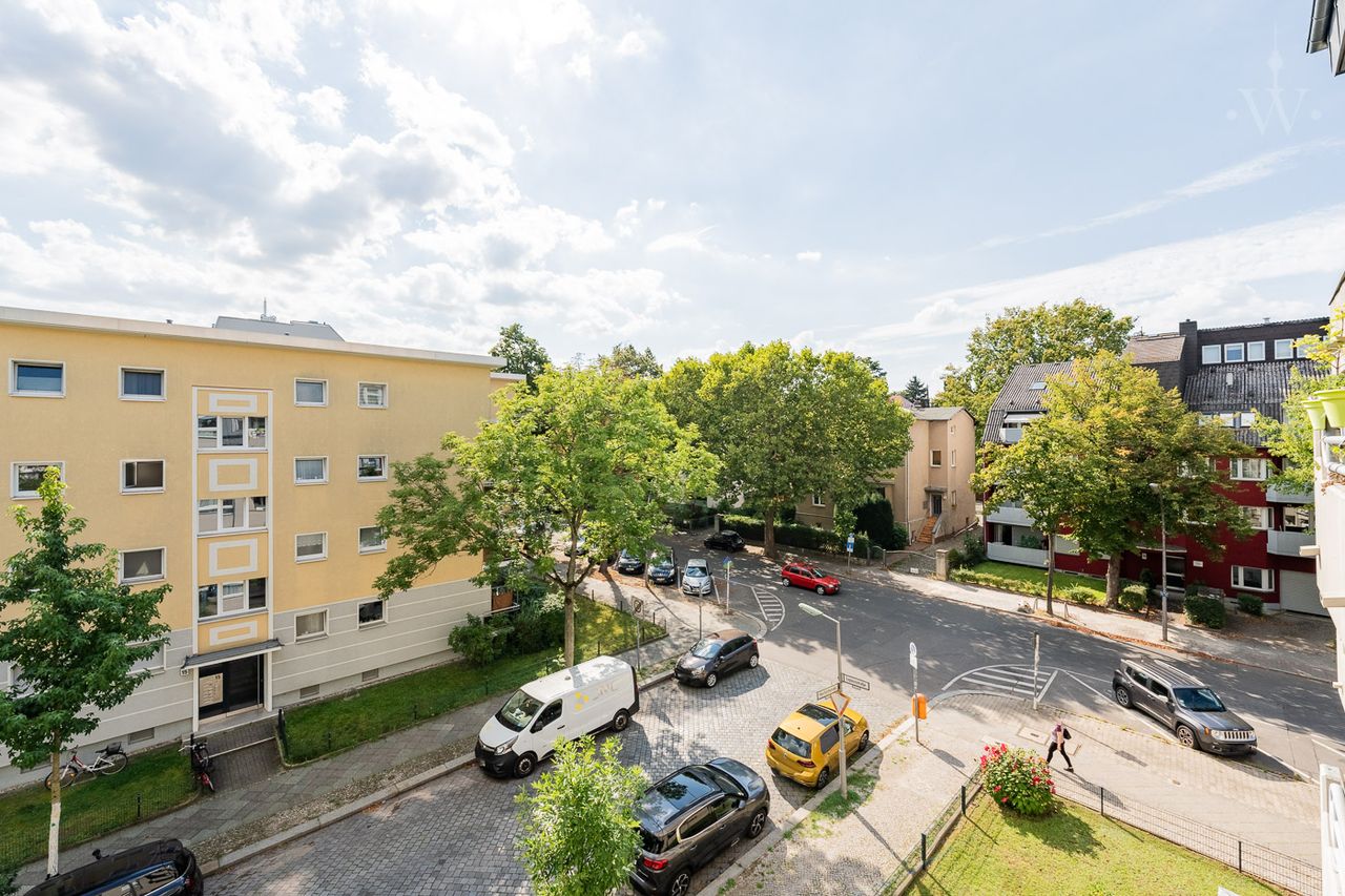 Wheelchair-accessible and barrier-free 2-room apartment with space for individuality in Berlin Steglitz