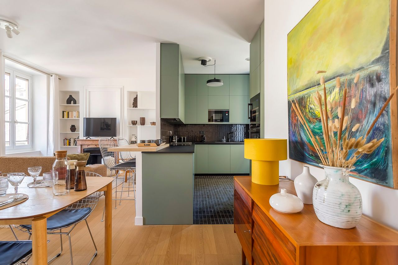 Furnished 2-Bedroom Apartment in the Heart of the Presqu'île