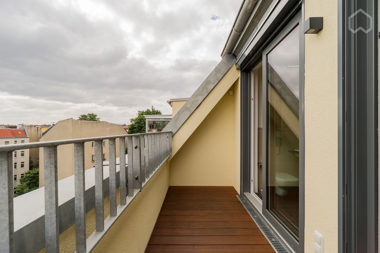 Bright top floor in Neukölln's Reuterkiez Neighbourhood