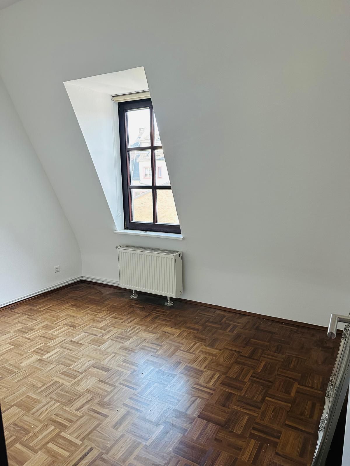 Charming, newly renovated, furnished old building apartment with a loggia and skyline view in Frankfurt/Sachsenhausen.