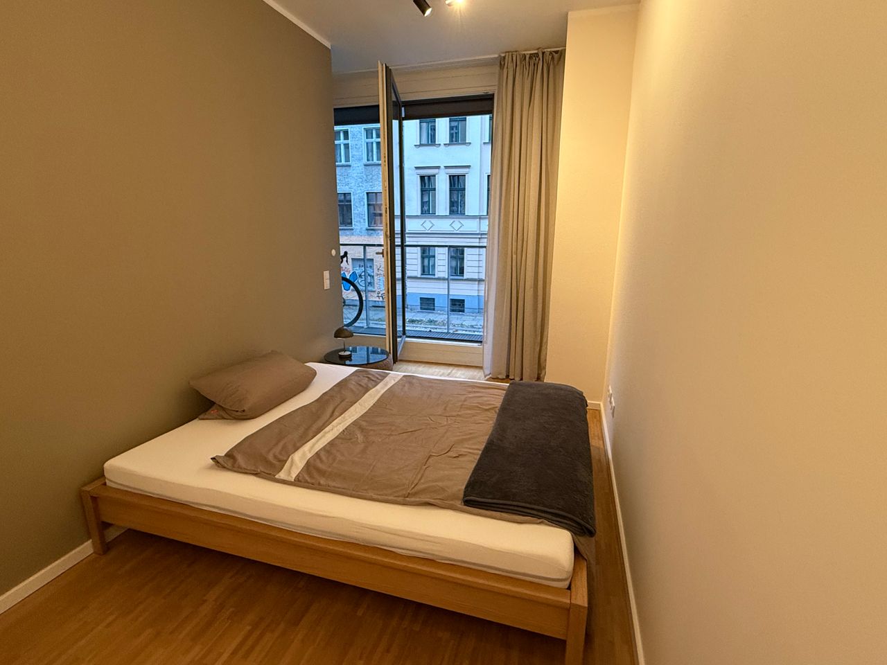 Perfect location: Exclusive 2-room apartment with upscale furnishings, balcony and fitted kitchen in Berlin Mitte