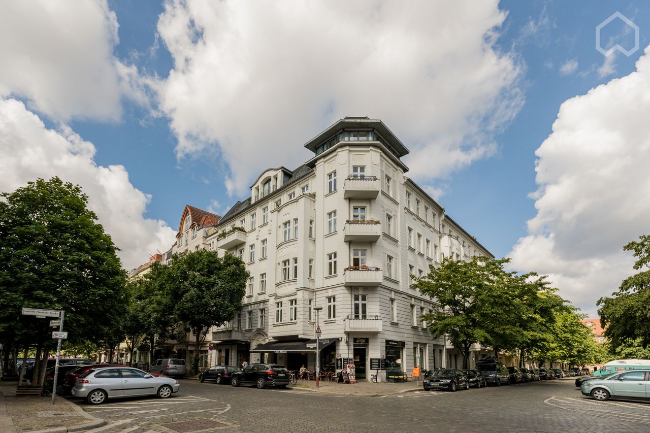 Bright, eclectic, outstanding: Highly aesthetic pre-war apartment in Berlin‘s trendiest neighborhood Prenzlauer Berg