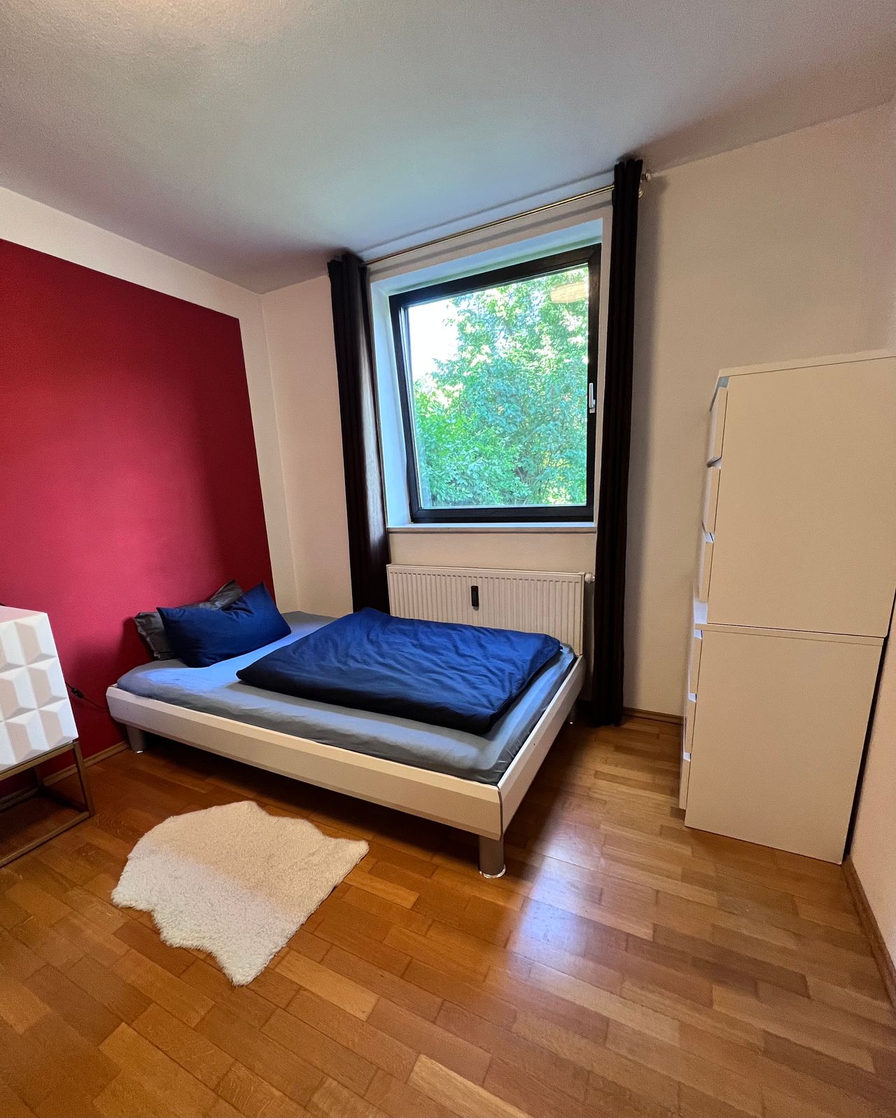 Furnished three rooms ground floor apartment with own garden directly at the Engl. garden and small river - with whirlpool and fireplace