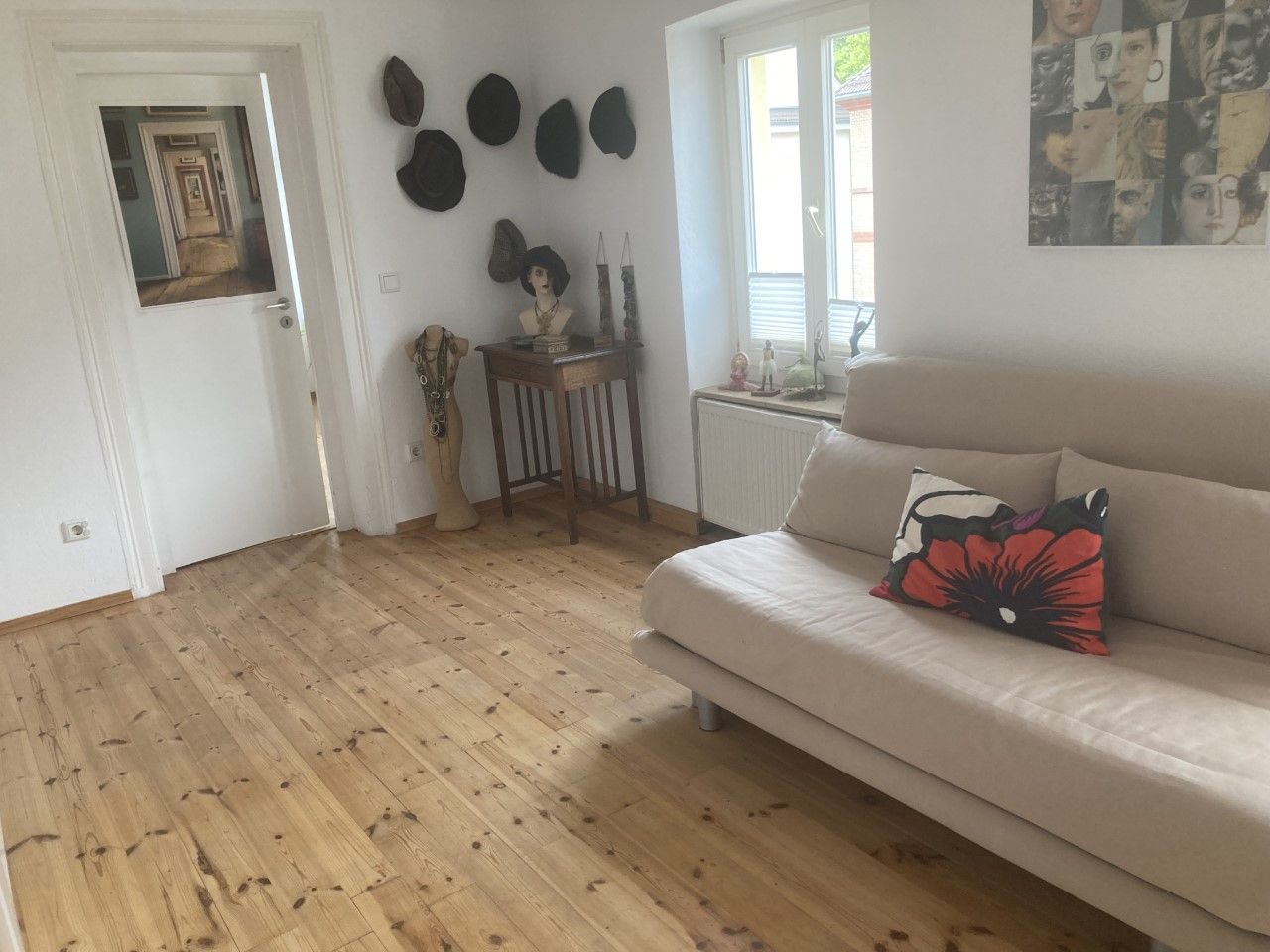 Fully furnished 3 room flat in a renovated old building for 1 year rent, in the heart Frankfurt Bornheim, ideally connected to PT