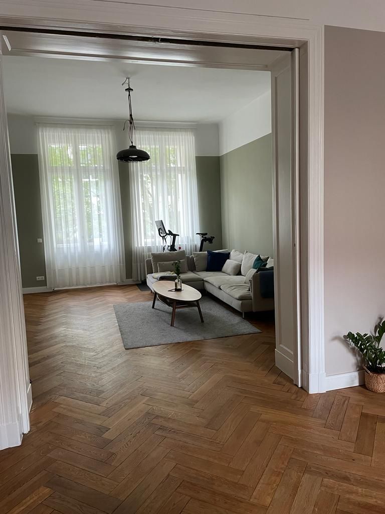 URBAN LIVING - Stylishly furnished designer apartment in a typical Berlin "ALTBAU". A quiet oasis in Kreuzberg.
