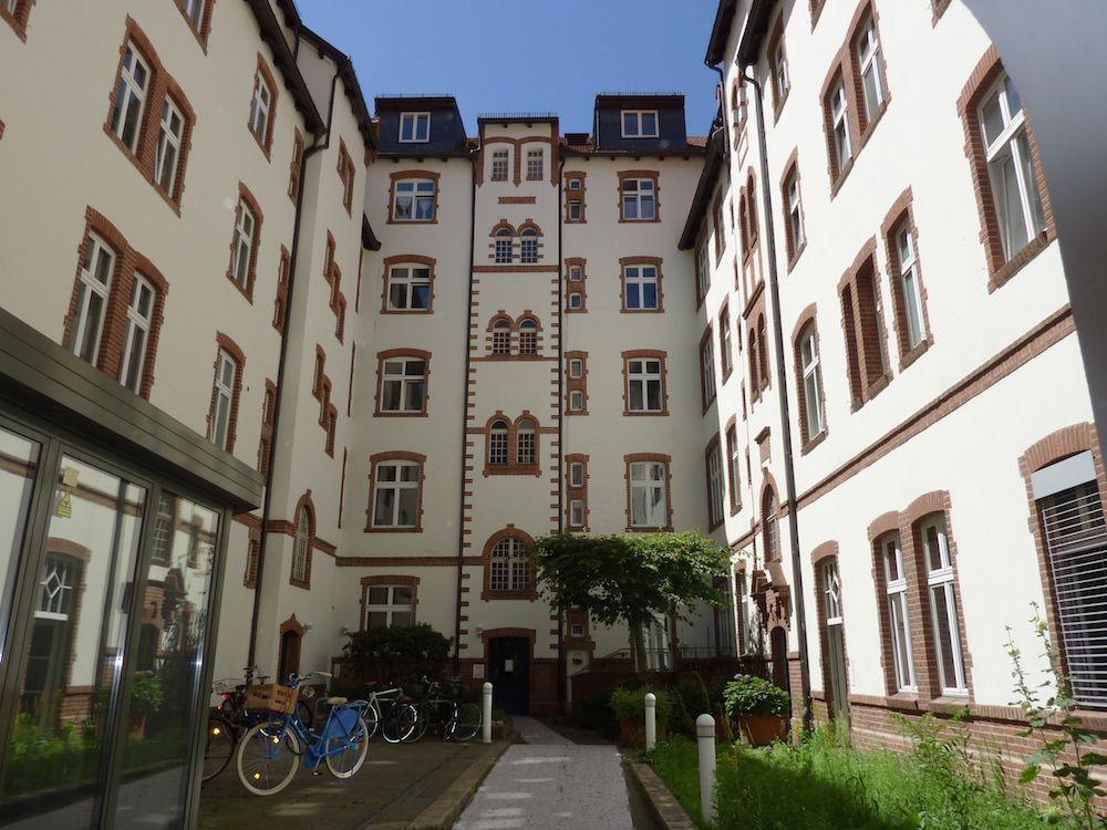 Furnished 2-room apartment in a listed building in Berlin Mitte – perfect for home office!