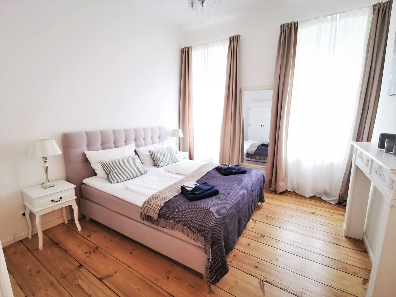 Quiet apartment near to Schloss Charlottenburg,  Boxspring Beds, 2 BR  (4 pers) with Extras