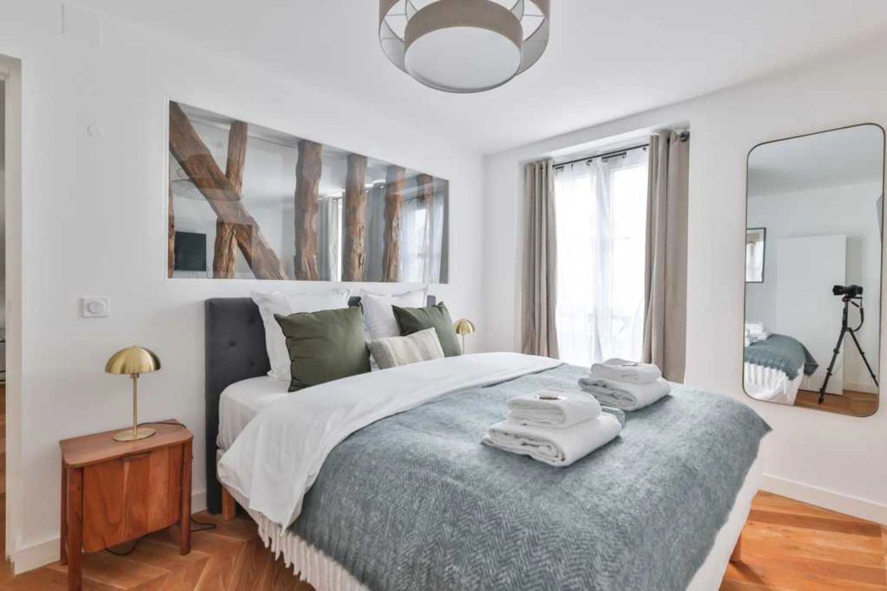 Discover this little urban gem in the heart of Paris's 9th arrondissement - modern and bright, it combines Parisian charm with comfort.