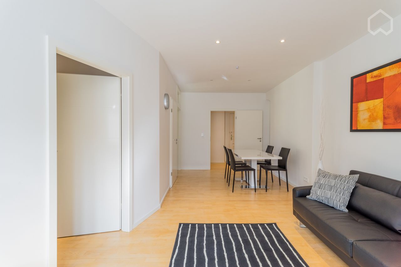 Luxury, stylish and freshly renovated apartment in Steglitz - with rain-shower, Smart-TV!!