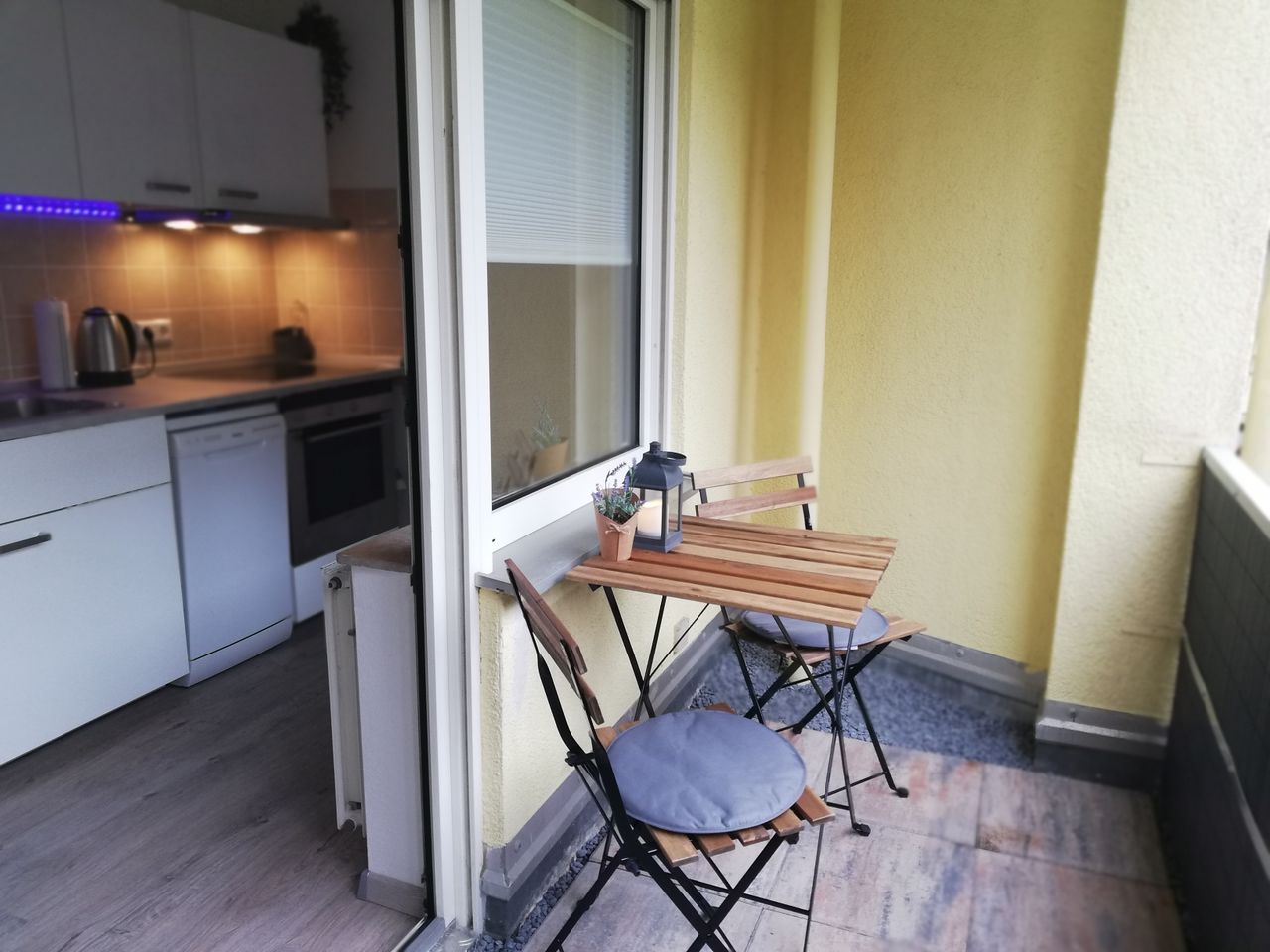 -lovingly furnished, newly renovated temporary apartment in a central location at the gateway to the Black Forest with balcony