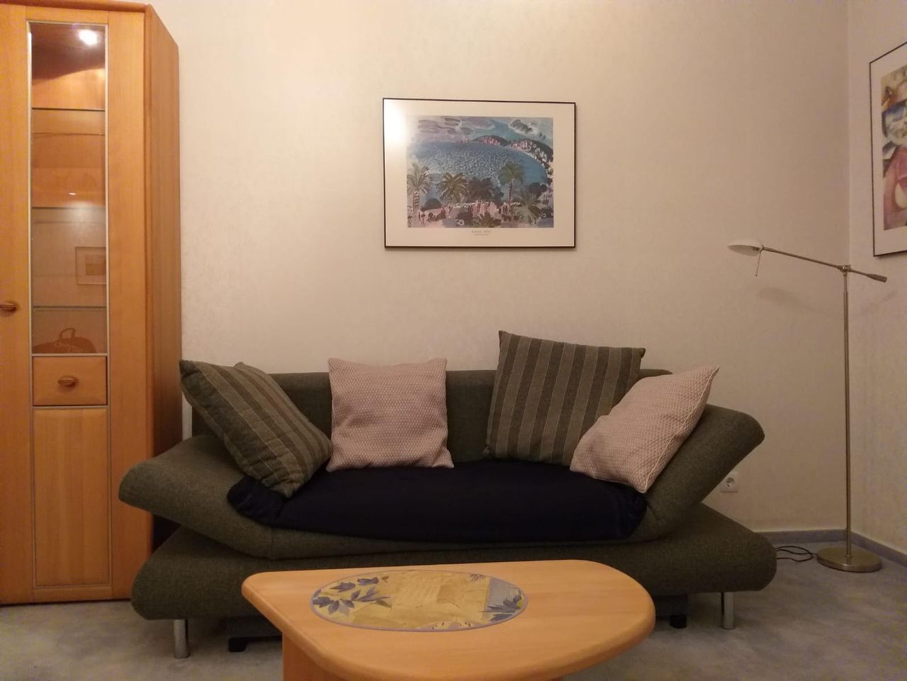 Lovely apartment in a hip neighborhood full of cafes and bars - 1 min from Train station.  Fully furnished.