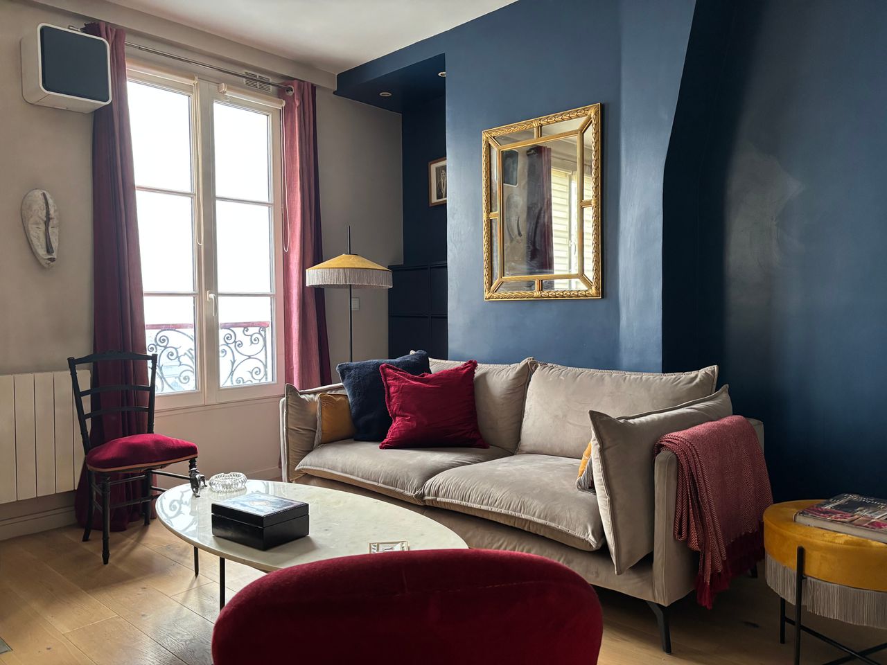 Quiet, elegant courtyard apartment with separate bedroom - Residential neighborhood near Nation