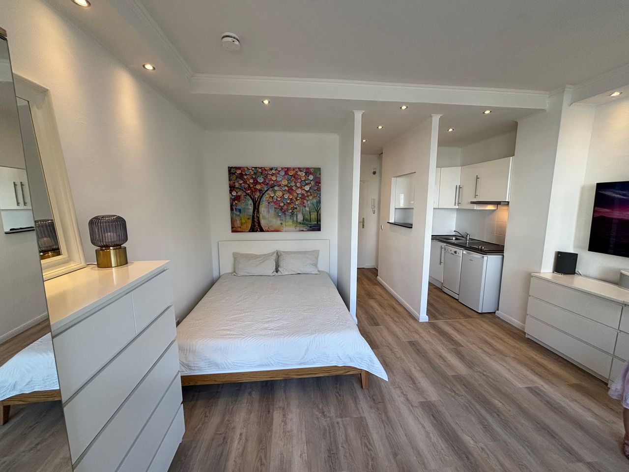 Amazing fully furnished new studio apartment at Kudamm / Adenauer Platz