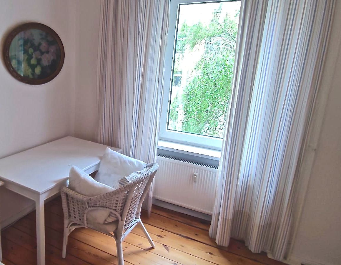 Charlottenburg -wonderful and sunny domicile, 2 big rooms plus separate kitchen in central Berlin Charlottenburg, underground and bus nearby