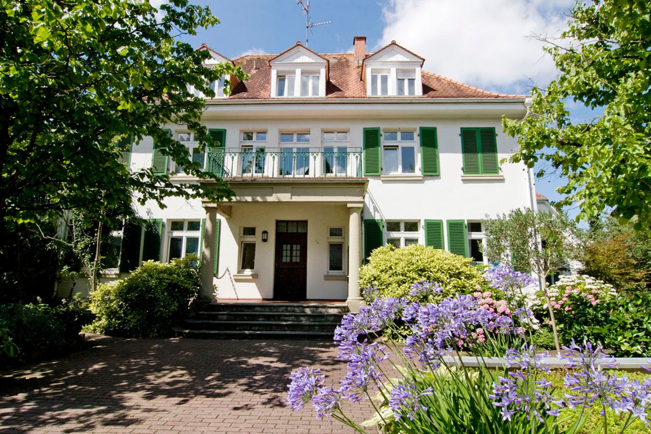 Charming, modern & bright flat in a 1920s villa