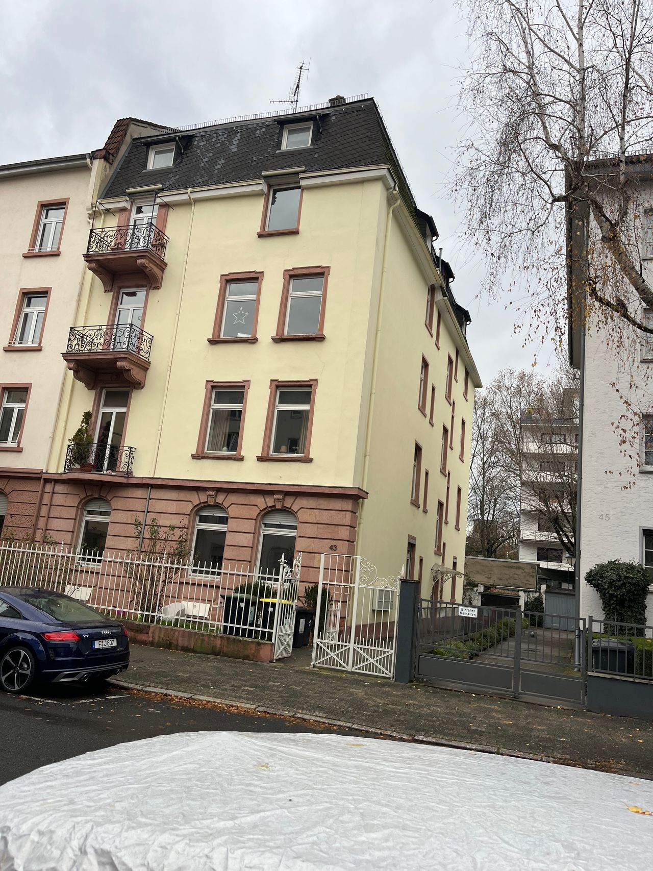 Luxury 2 room, freshly renovated and fully furnished. for rent in Frankfurt , opposite the ECB, next to  the zoo , Couch will be changed, bar will be removed.
