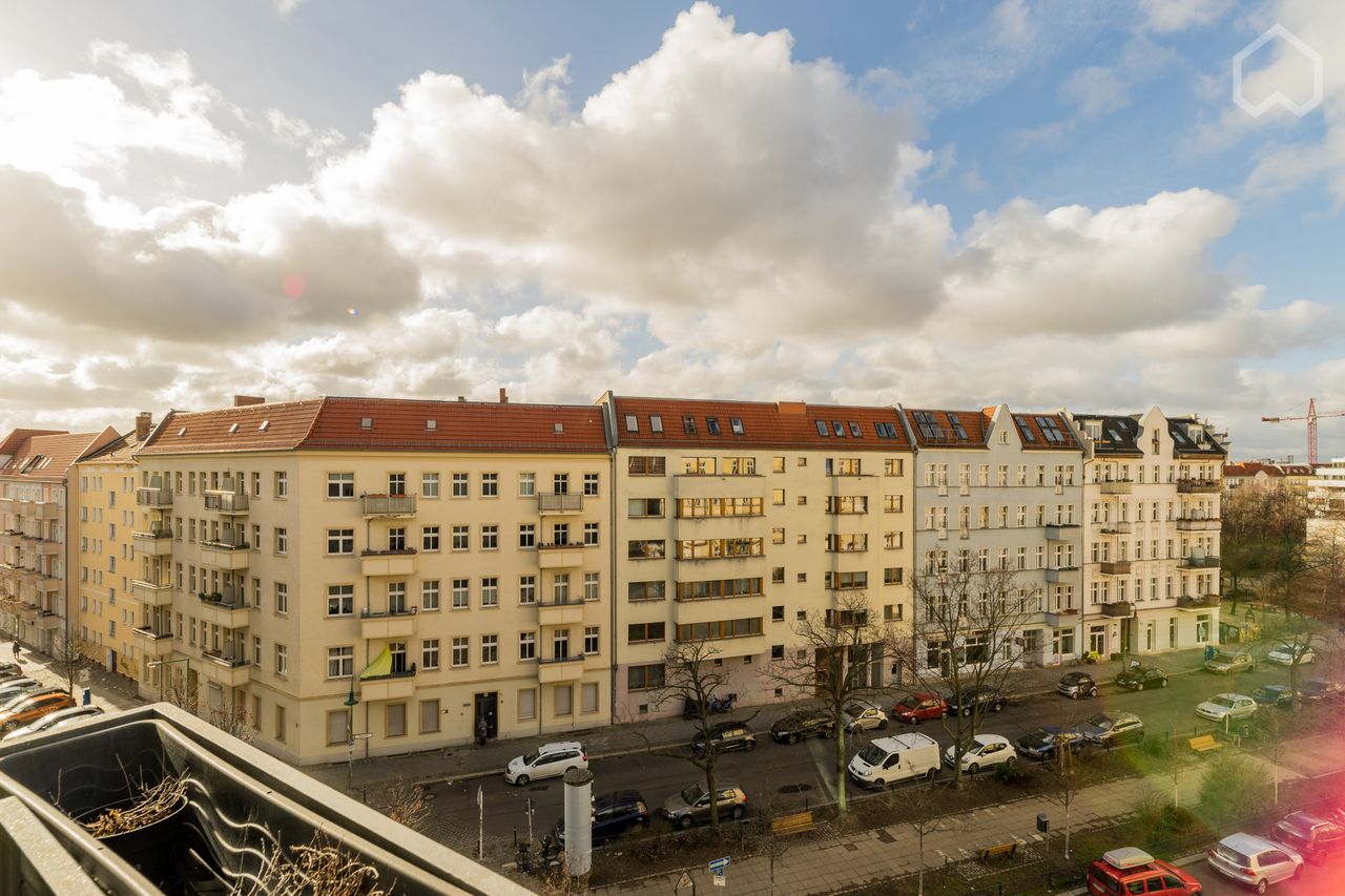 Spacious 2-room apartment with sunny balcony in Berlin Friedrichshain