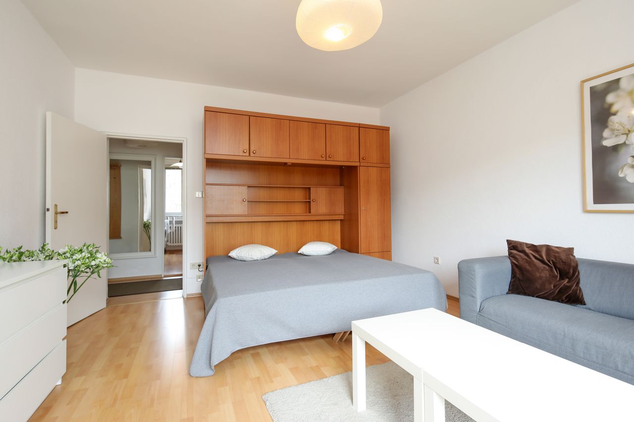 Bright 1 room apartment with south-facing balcony near Charlottenburg Palace