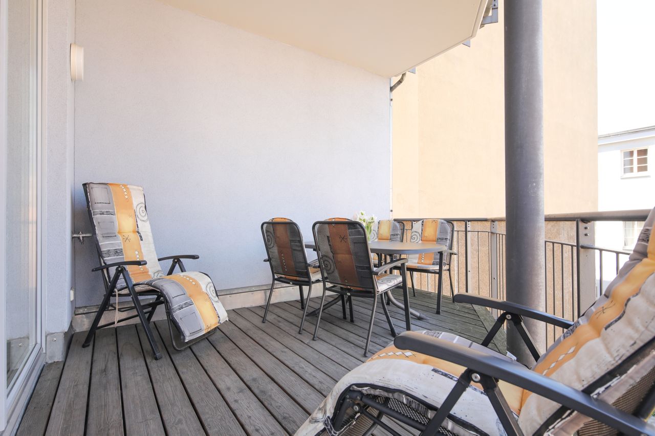 Modern and high-quality 4 room apartment with spacious terrace in the center of Berlin