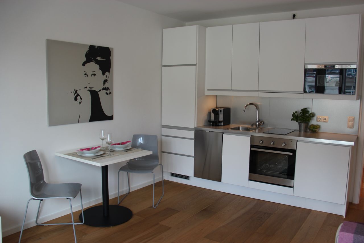 Top refurbished, fully equipped bright & beautiful flat in a top location in Central Munich