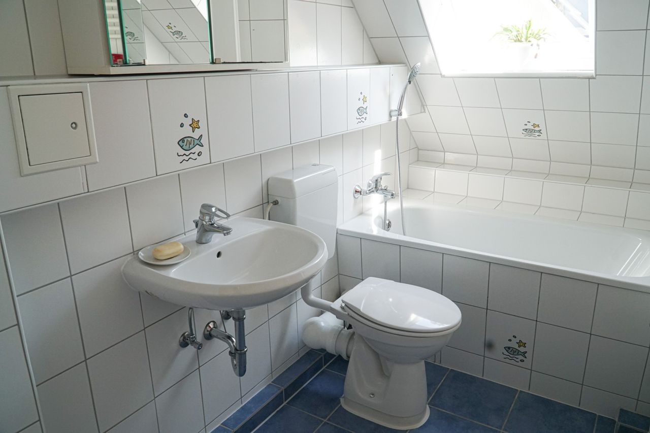 Quiet two-room apartment in green villa suburb with large balcony and very good transport link to the center of Berlin
