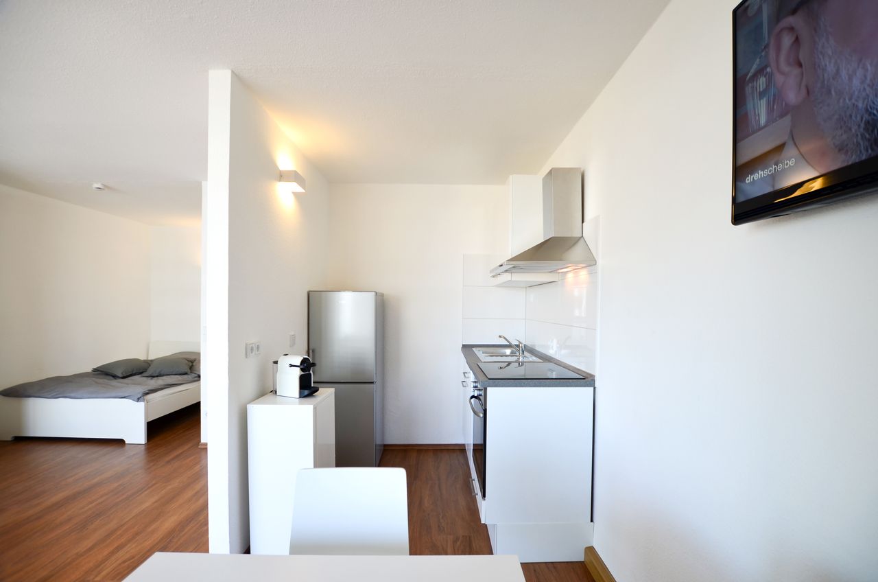 With Parking in the house! Luxurious apartment & optional connection to City Center, trainstations and Autobahn (A57&A3/4)