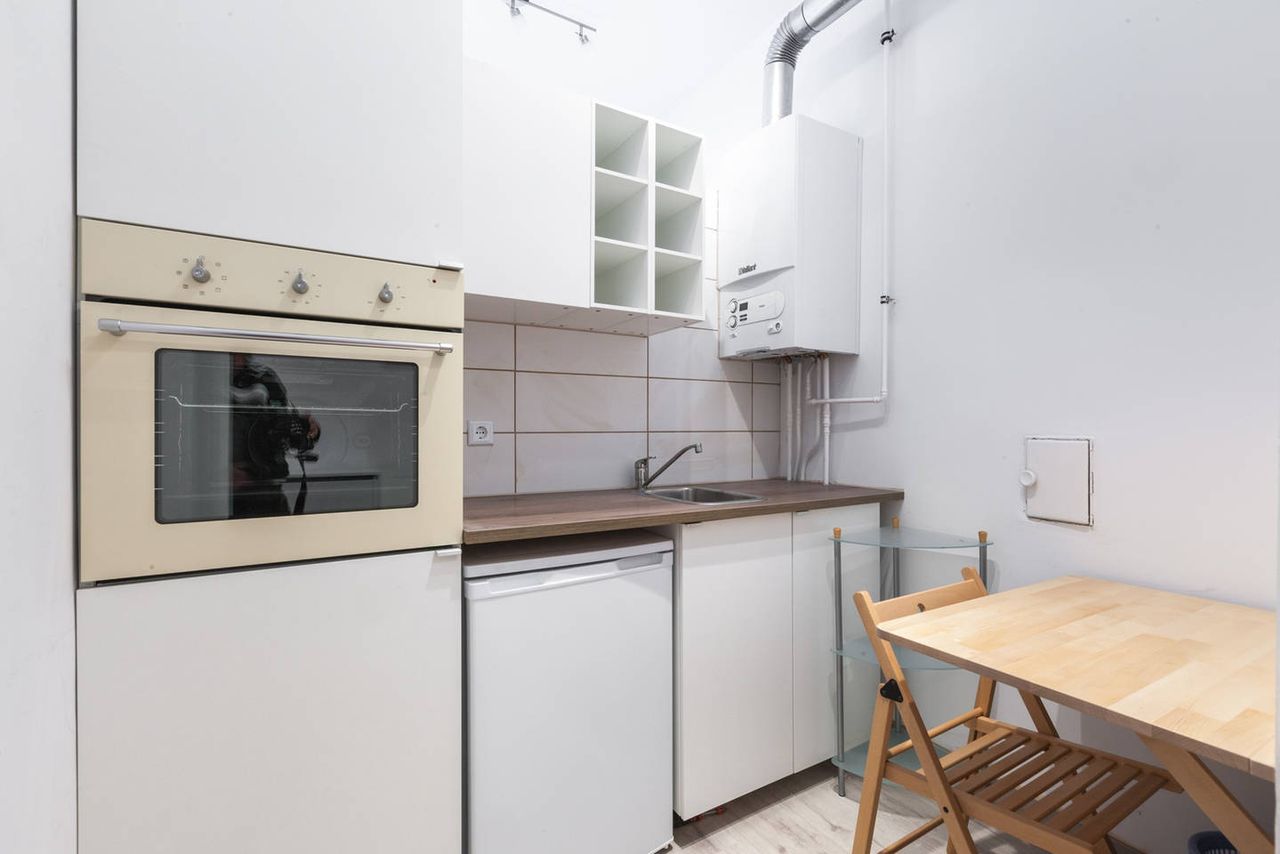 New, modern, chic studio apartment refurbished to highest standards - 2 minutes to train