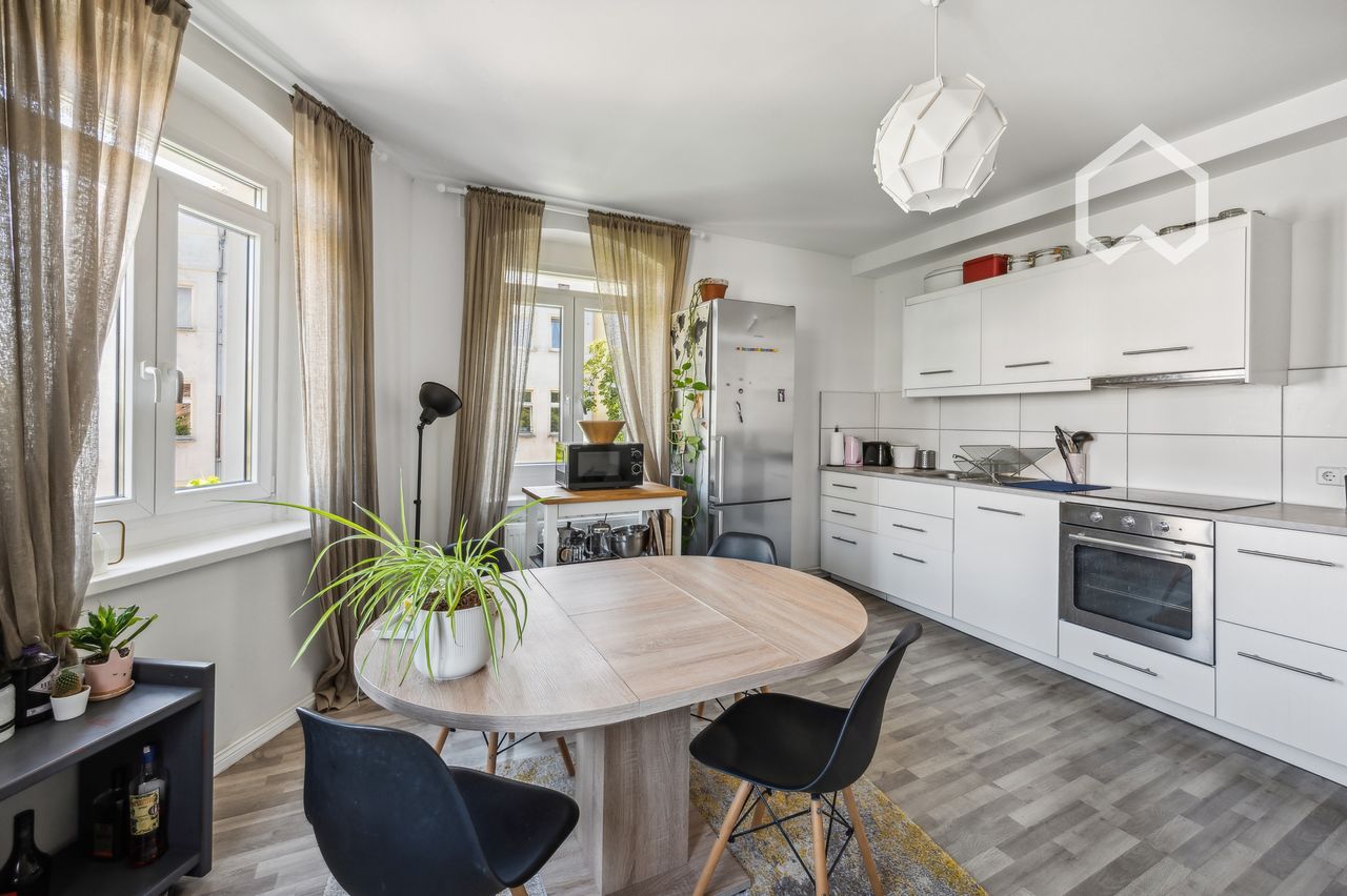 Light-filled 3-room corner apartment in a charming stucco building