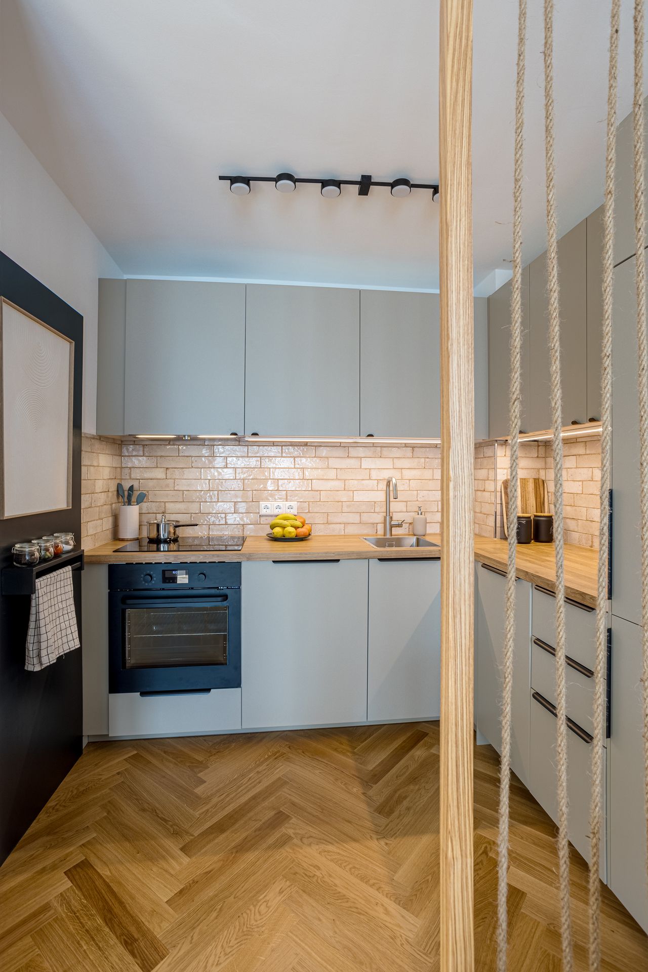 Mitte: Fully refurbished 2-room apartment on the 19th floor overlooking Berlin