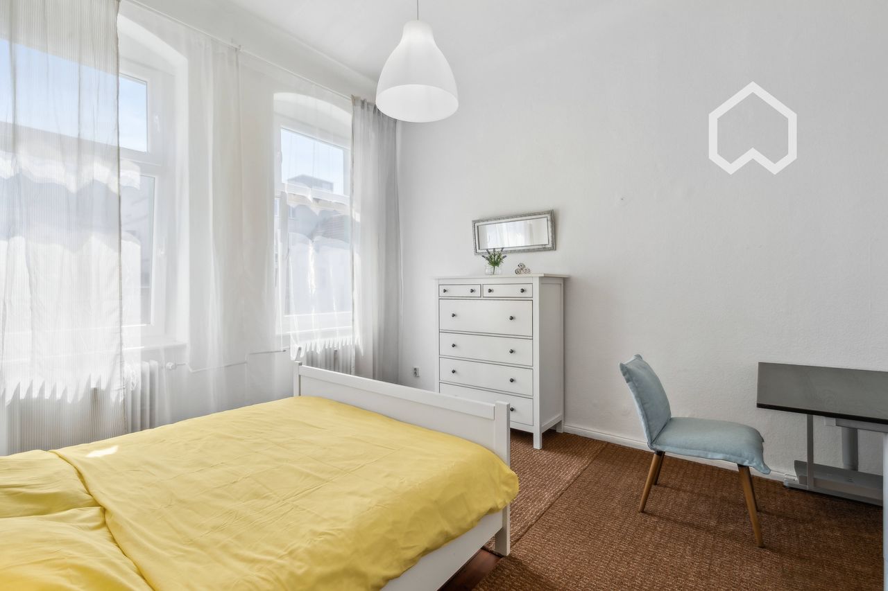 Perfect central location, exclusive fully furnished apartment – ​​bright & charming, directly on Schloßstraße