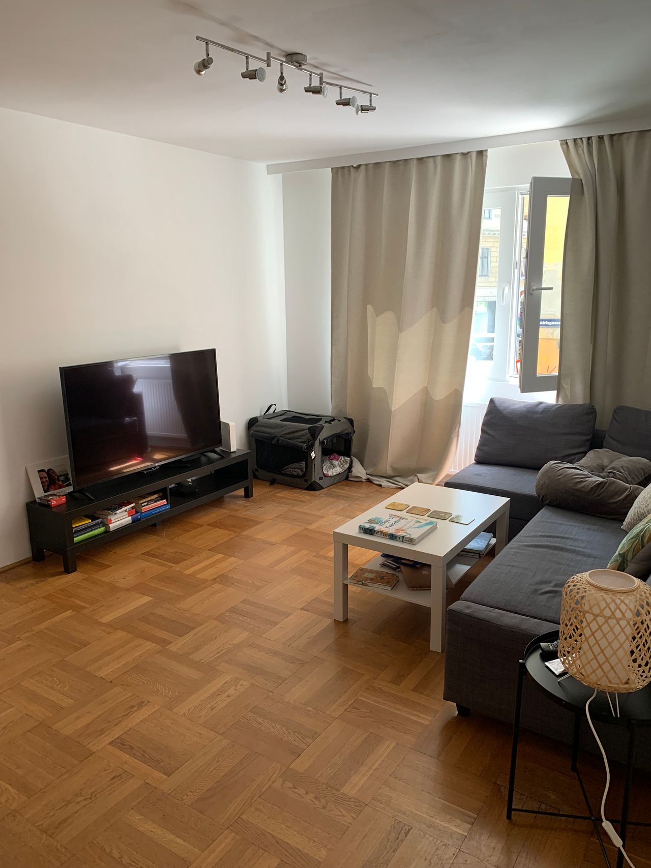 Location Location Location! 150m to the 1st district, middle of Vienna's diplomatic quarter! Fully furnished 2 bedroom apartment!