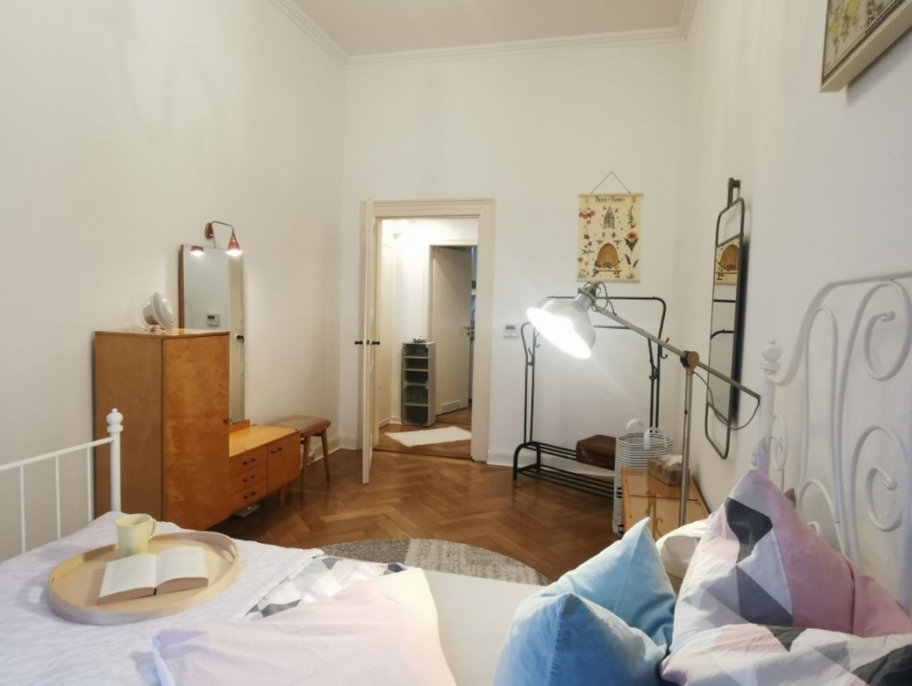 Beautiful and central 1.5 room apartment in an old building near the main station